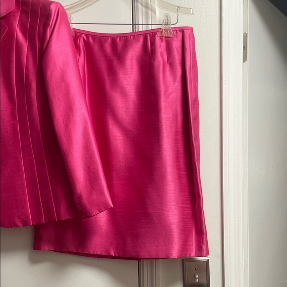 Le Suit Hot Pink Suit - Picture 4 of 4